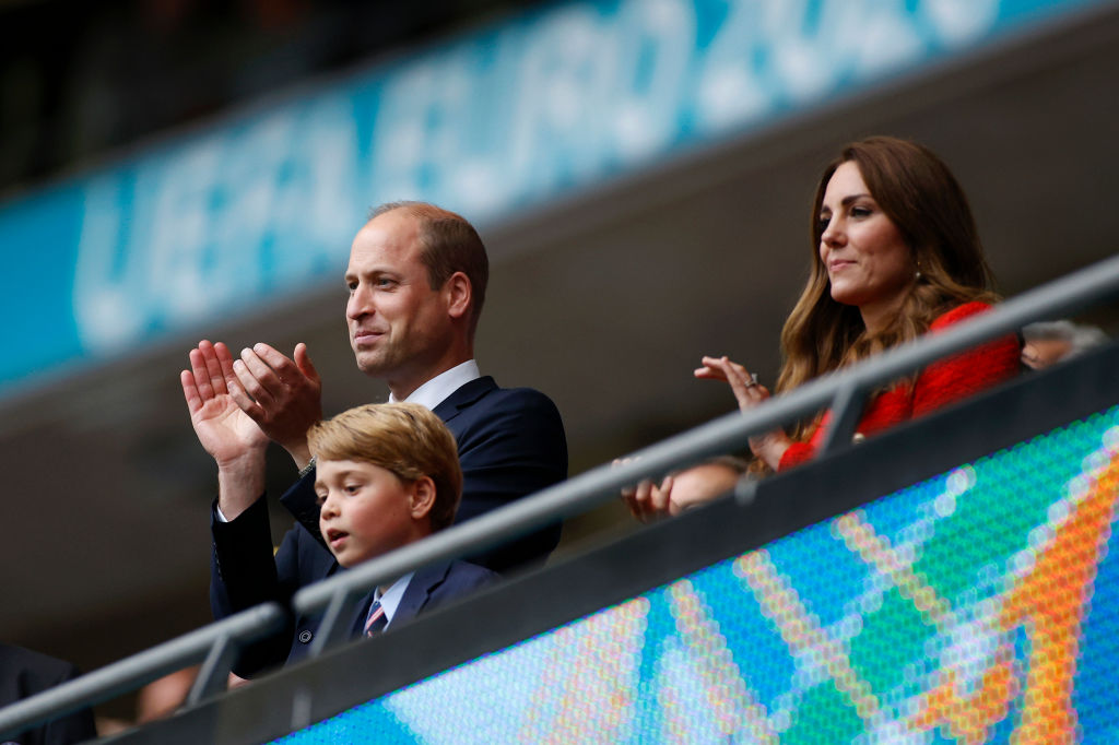 <p>Принц Уилям, съпругата му Кейт и синът им принц Джордж подкрепиха английския отбор в мача срещу Германия, който англичаните спечелиха. Кралските особи бяха в компанията на бившия футболист Дейвид Бекъм и певеца Ед Шийрън.</p>