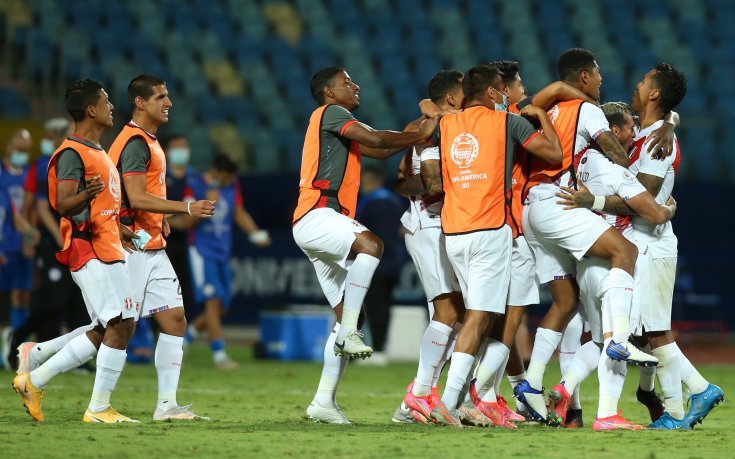 Перу оцеля след драма с Парагвай