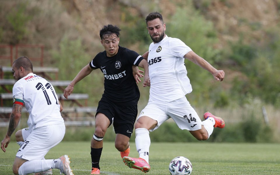 Отборите на Славия и Локомотив Пловдив направиха 0:0 в контрола,