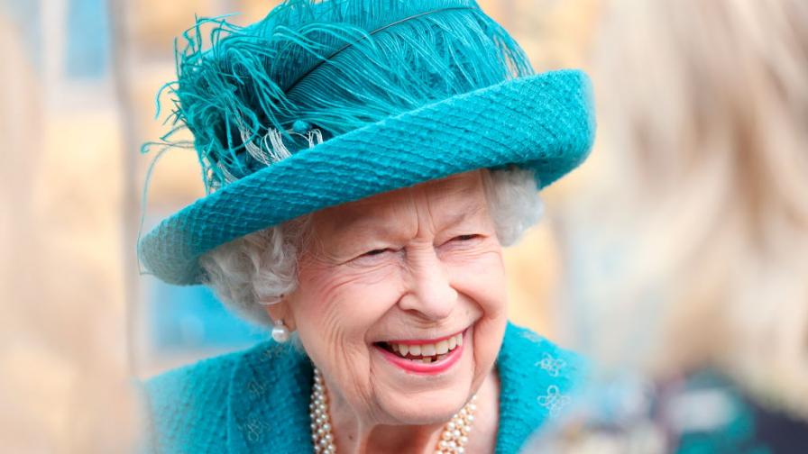 Кралица Елизабет II на снимачната площадка на най-дълго излъчваната телевизионна сапунена опера