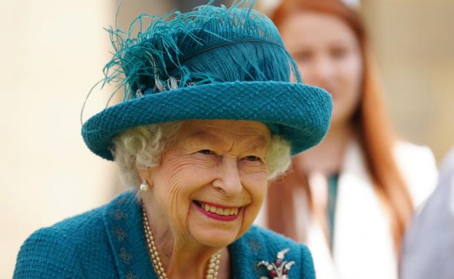 Елизабет II намери трогателната причина да се усмихне и след смъртта на принц Филип