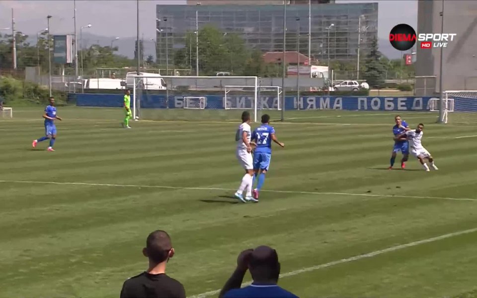 Играта бе прекъсната в 30-ата минута заради тежък сблъсък във