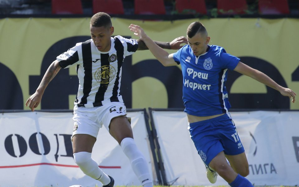 Локомотив София надви Надежда (Доброславци) с 2:1 в контролна среща.