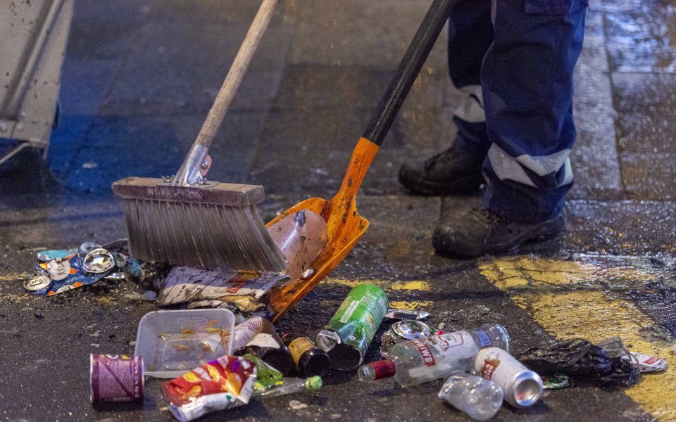 Тонове боклук, счупени бутилки и хиляди кенове – това оставиха