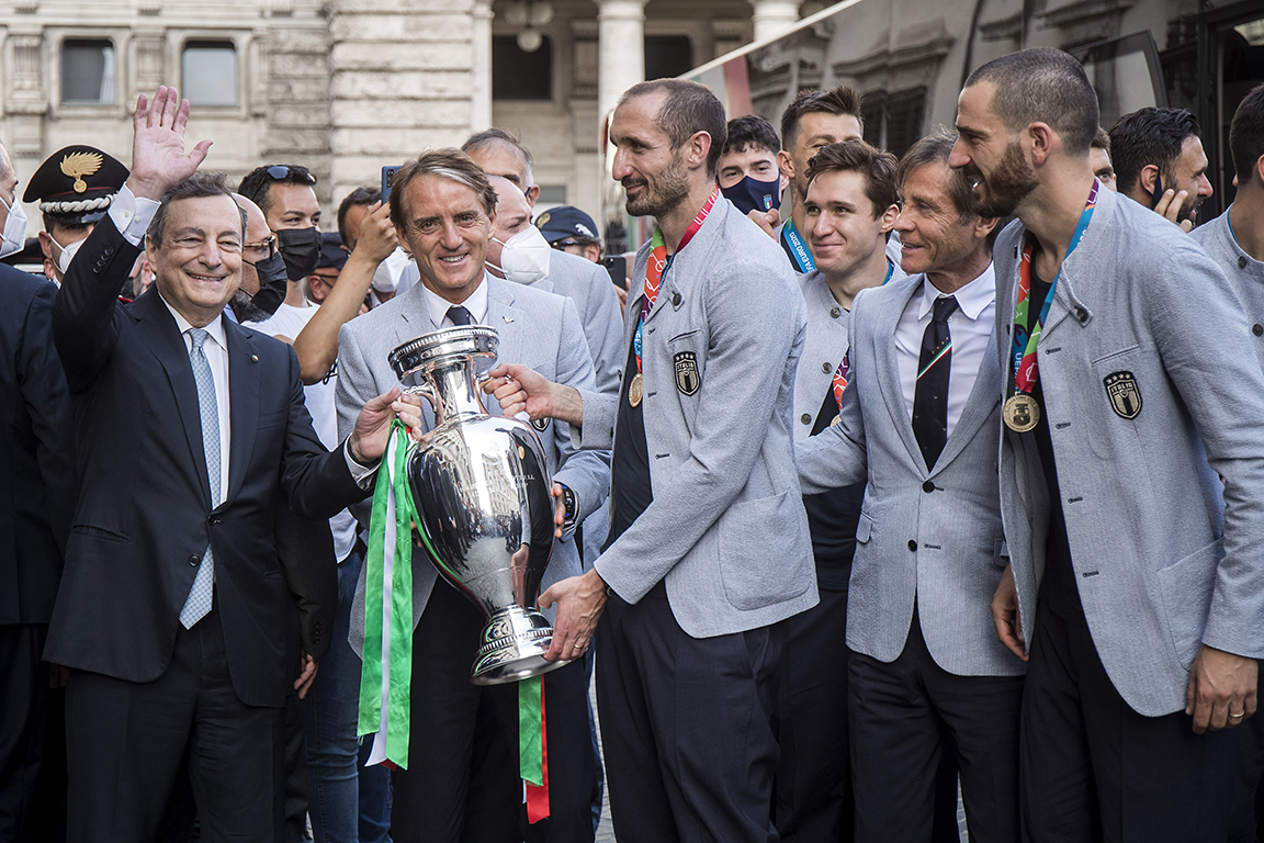 <p>Днешната празнична програма на италианските футболни национали, които снощи станаха европейски шампиони, включваше посещения при президента на страната Серджо Матарела в двореца &quot;Куиринале&quot;, а след това в &quot;Палацо Чиги&quot; при министър председателя Марио Драги.</p>