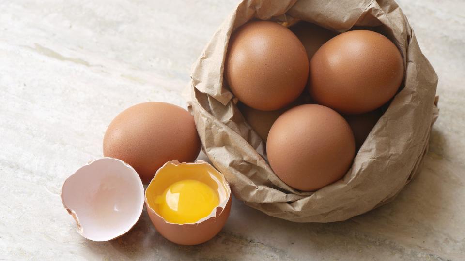 <p><strong>Яйца</strong></p>

<p>Яйцата съдържат около 13-25 микрограма биотин, водноразтворим витамин, който метаболизира мазнините, протеините и сложните въглехидрати. Биотинът помага за укрепването на косата и фоликулите й.</p>