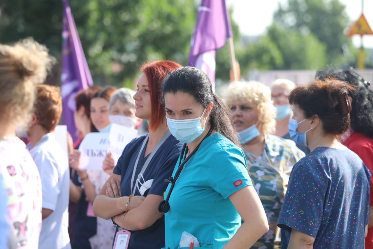 <p>Лекари, медицински сестри и санитари, работещи в лечебното заведение, се събраха пред входа на болницата на протест срещу отстраняването на проф.Асен Балтов от директорския пост</p>