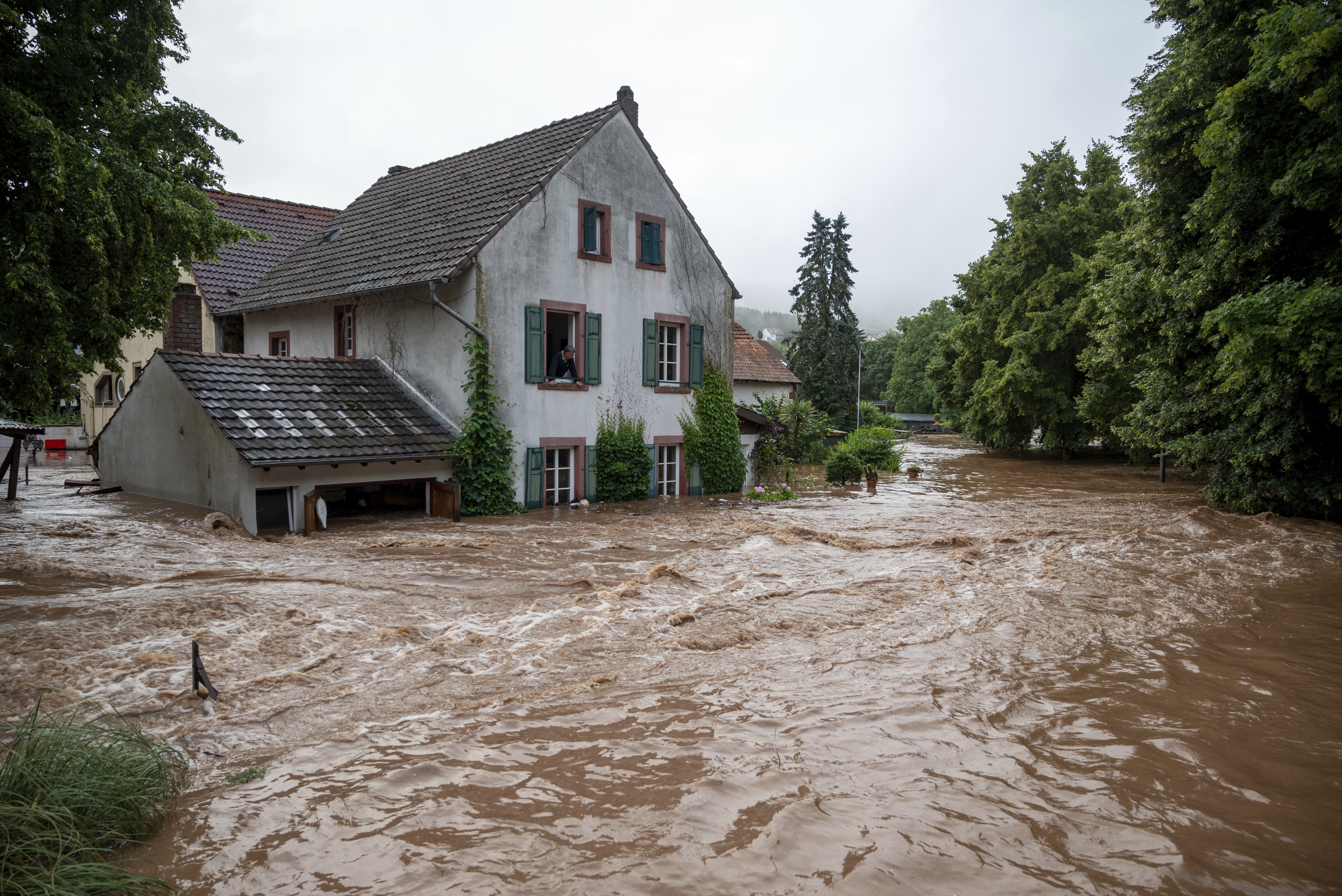 <p>Освен Западна Германия и Белгия, Южна Нидерландия, Североизточна Франция, Люксембург и Швейцария също пострадаха от тежките наводнения, предизвикани от проливни дъждове. На много места реки излязоха от коритото си.</p>