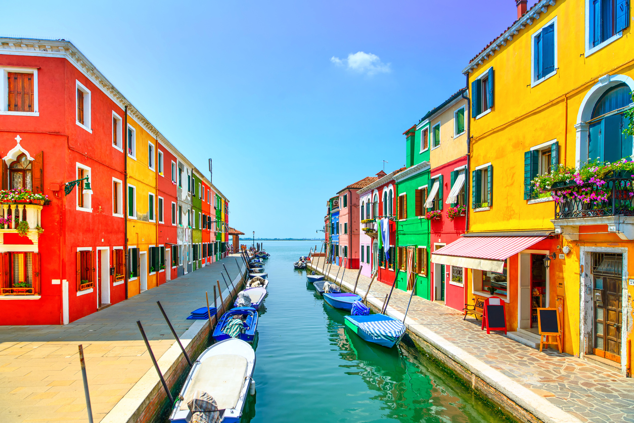 <p><strong>Остров Бурано, Италия -&nbsp;</strong>Бурано е бивше рибарско селце, разположено във Венецианската лагуна и е само на 7 километра от Венеция. Целогодишно привлича множество туристи, заради цветните фасади на своите къщи. Не е ясно как е започнала традицията, но днес всички сгради са боядисани в ярки контрастни цветове. Освен колоритна дестинация, подходяща за снимки, в Бурано можете да се насладите на типичните венециански мостчета, малките занаятчийски магазини и красивите места за вечеря на открито до канала.</p>