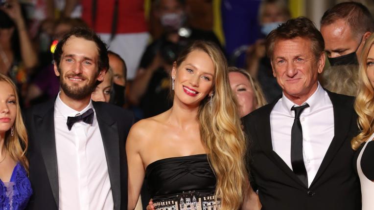  Шон Пен с двете си деца в Кан 