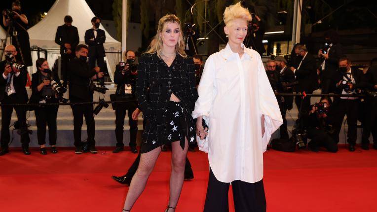  Майка и щерка на аления килим в Кан - Тилда Суинтън и Онър 