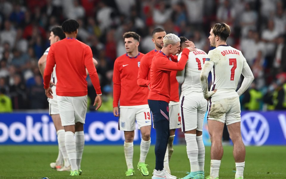 Англичаните ближат раните от UEFA EURO 2020 с парти на Миконос (видео)