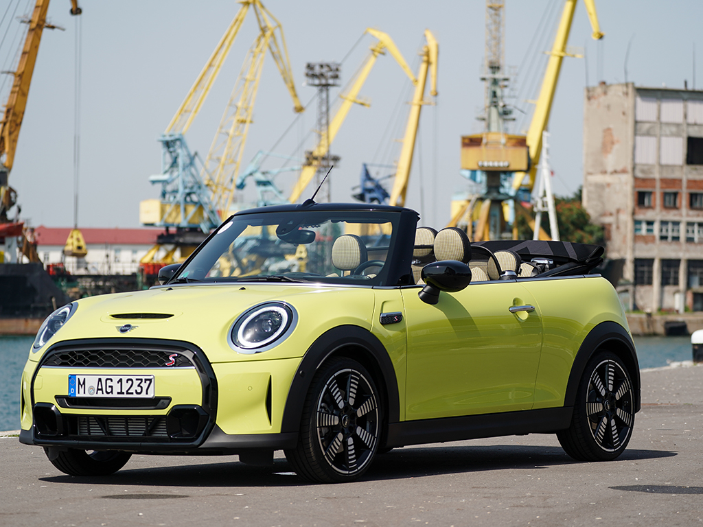 Независимо от формата (3- или 5-врат Cooper/JCW, Cooper Cabrio/JCW или Countryman/JCW), MINI си остава една голям любов, която продължава да кара хората да се обръщат след него, а изживяването зад волана не отстъпва и на йота от прословутото Go Kart усещане, с