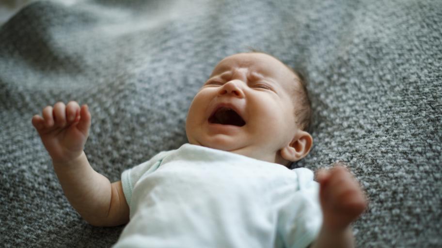 Неутешим плач: Защо бебето плаче без причина?
