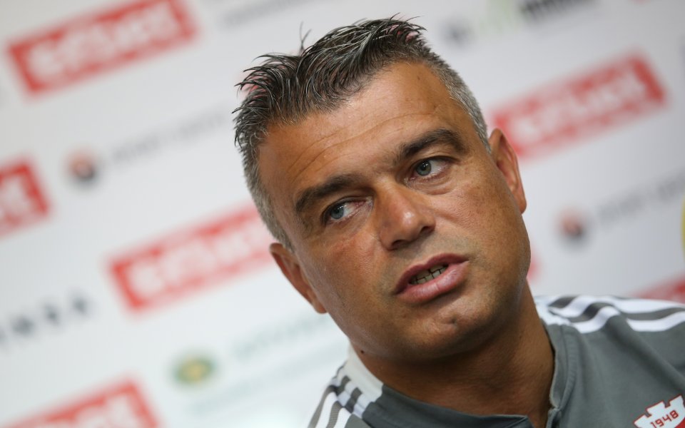 Наставникът на ЦСКА 1948 Тодор Киселичков говори пред медиите преди