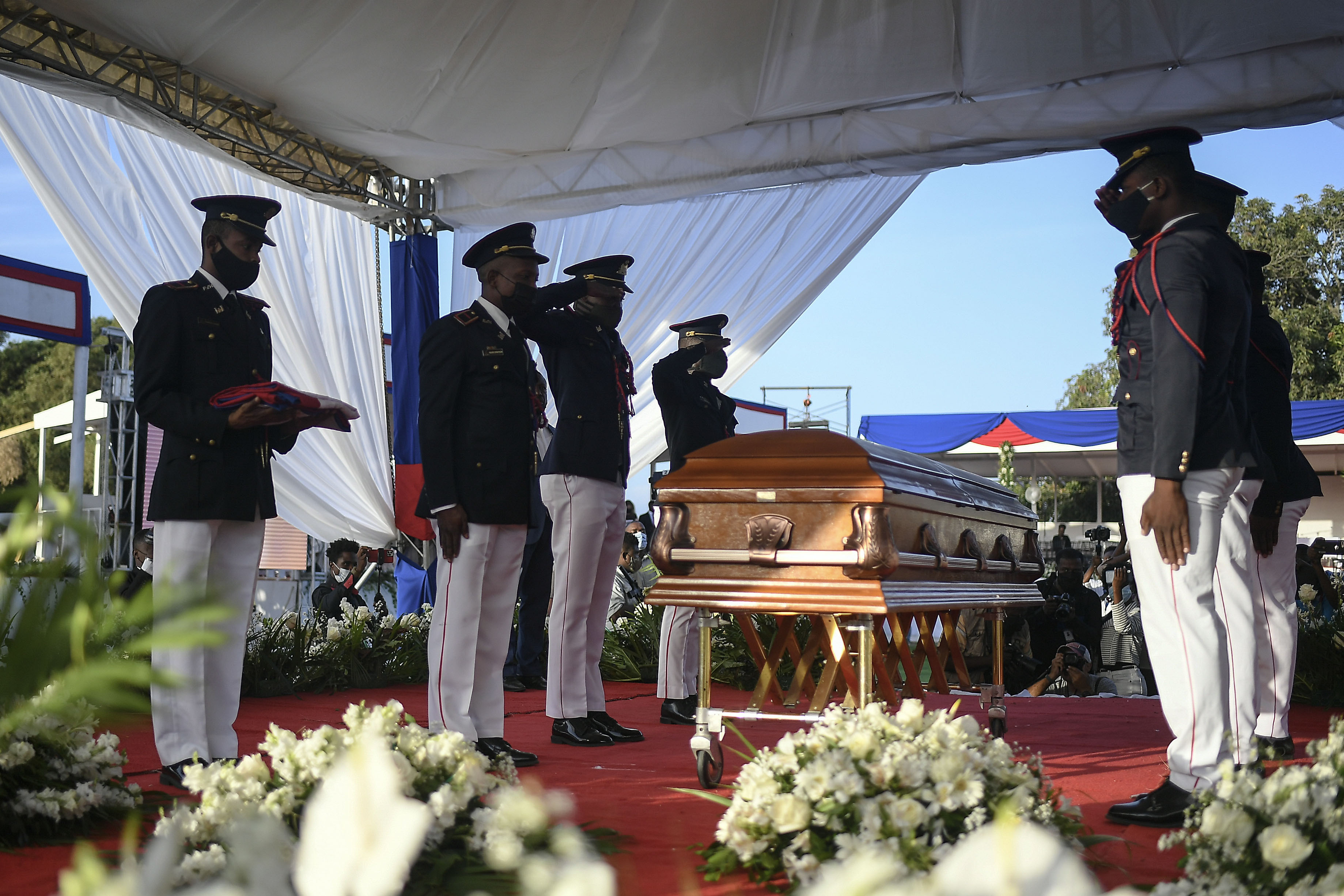 <p>Две седмици по-късно погребаха президента на Хаити Жовенел Моиз</p>