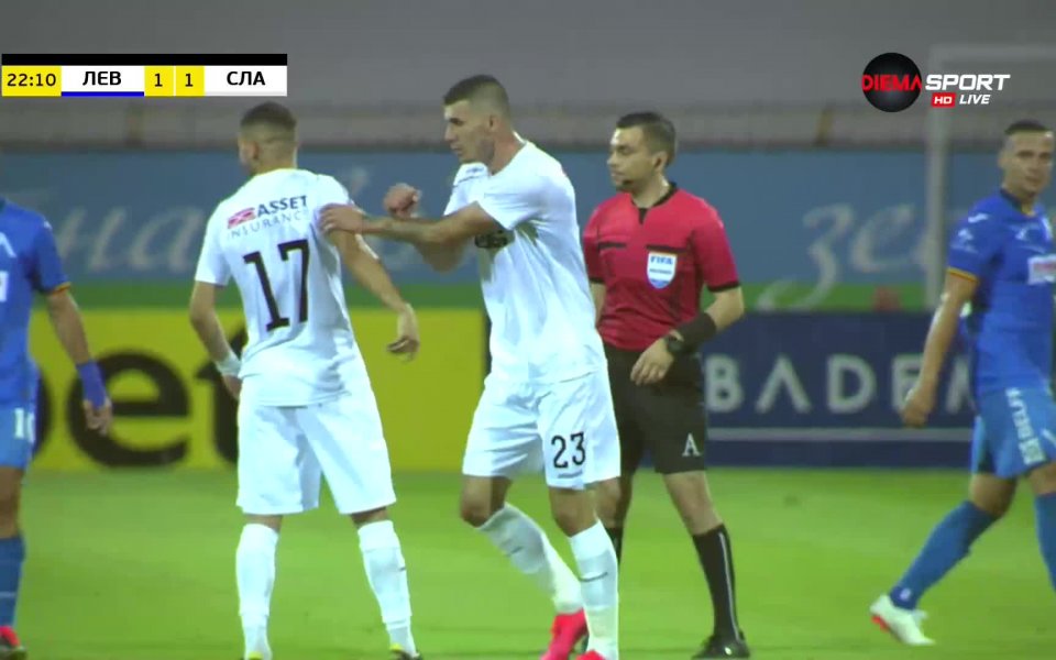В 22-ата минута защитникът на Славия Емил Виячки изравни след