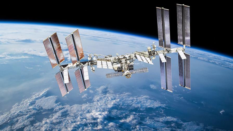 Астронавти изпуснаха чанта с инструменти в космоса, вижда се и от Земята