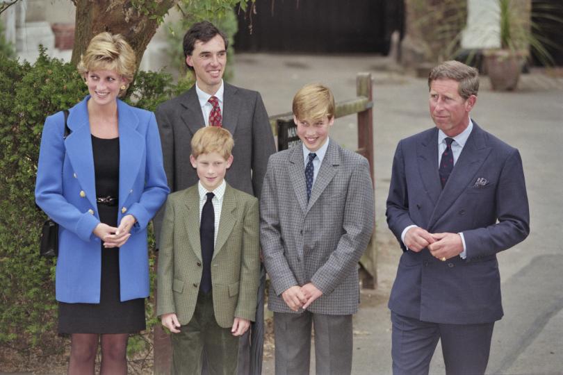 <p><strong>Декември 1992:</strong> Премиерът Джон Мейджър обявява пред Камарата на общините, че принцът и принцесата на Уелс се разделят. &bdquo;Това решение е постигнато приятелски и двамата ще продължат да участват пълноценно във възпитанието на децата си&ldquo;, гласи изявление на Бъкингамския дворец. Нито Чарлз, нито Даяна правят коментар - вместо това той отива на бизнес обяд, а тя посещава клиника в североизточна Англия.</p>

<p>Дворецът заявява пред пресата, че в решението не е участвала трета страна, въпреки твърденията на таблоидите и книгата на Мортън.</p>