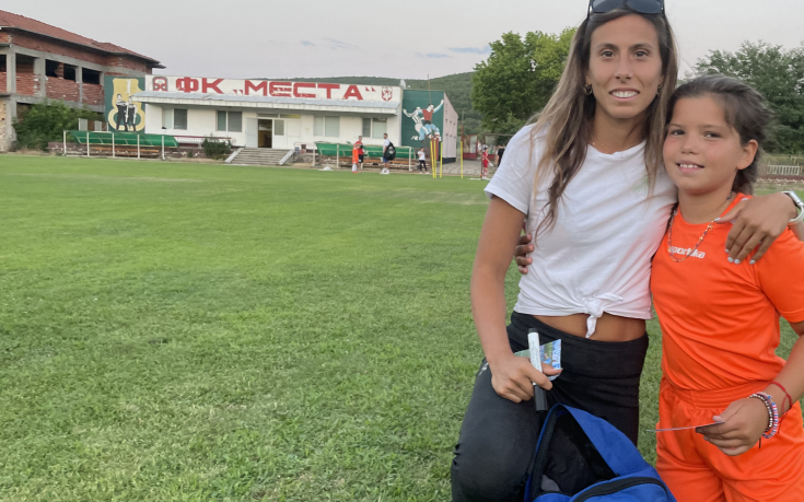 Евдокия Попадинова изненада малки футболни таланти