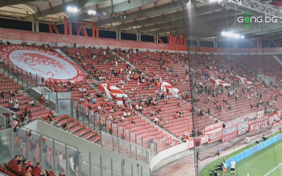 Атмосферата на "Караискакис" минути преди началото на Олимпиакос - Лудогорец.