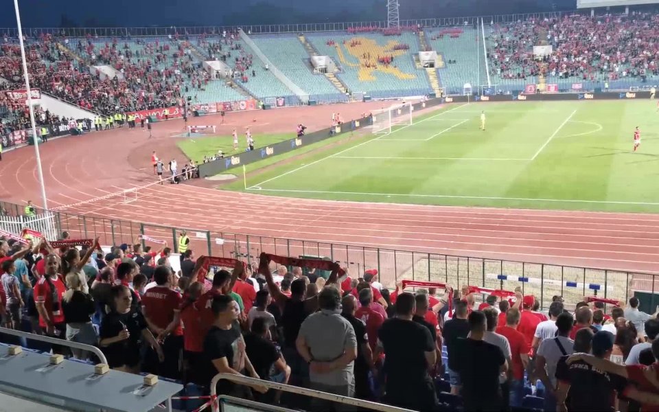 Феновете на ЦСКА изпълняват националния химн