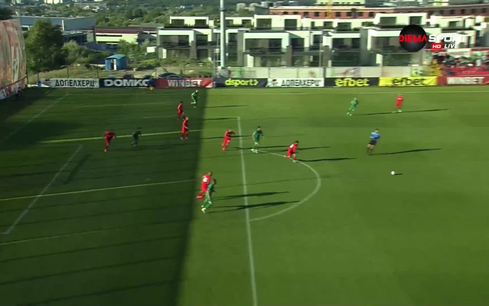 Още във 2-ата минута Мартин Николов центрира фалцово към далечната