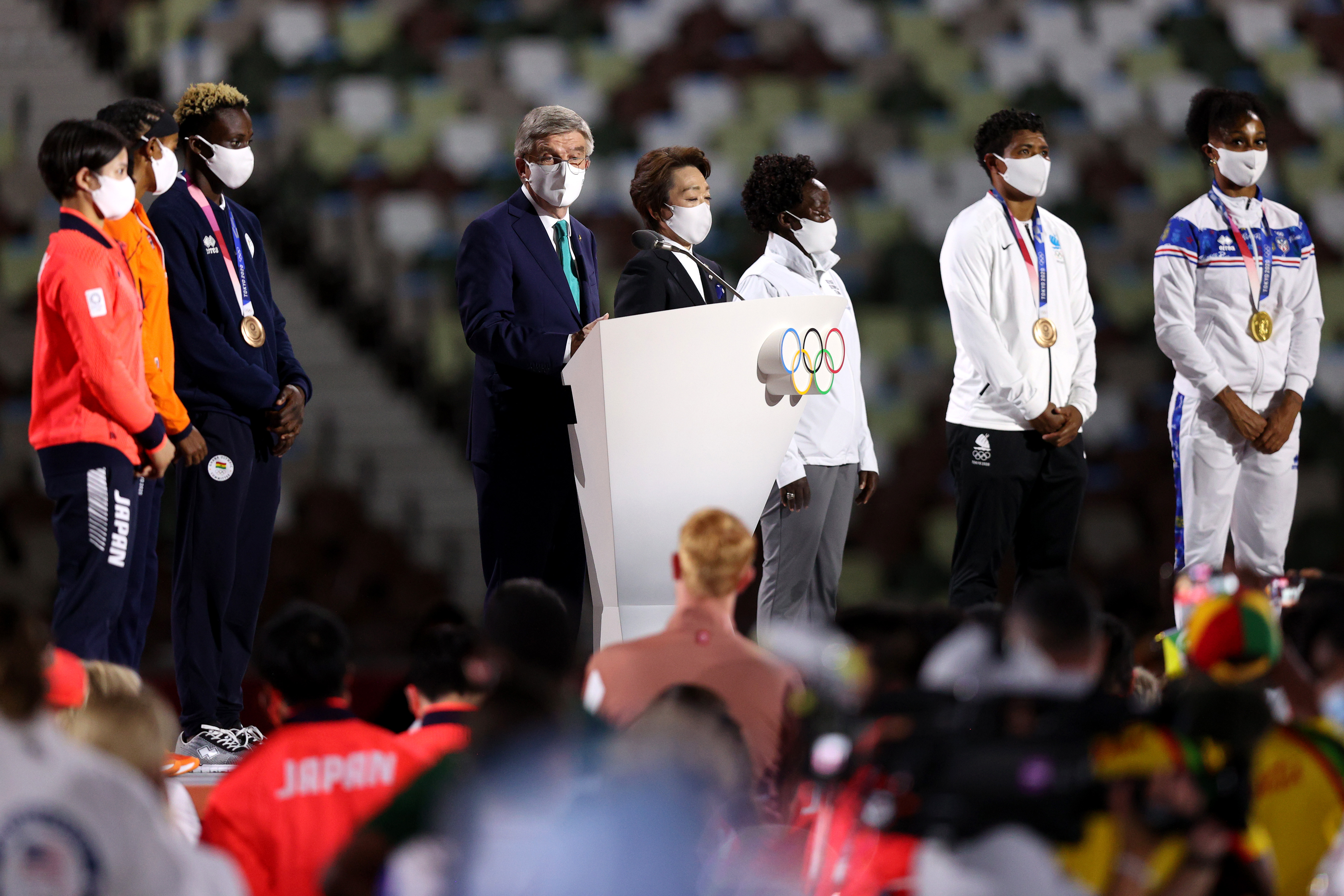 <p>Олимпийските игри бяха закрити с красива церемония в японската столица Токио, която се проведе без публика заради пандемията от коронавирус</p>