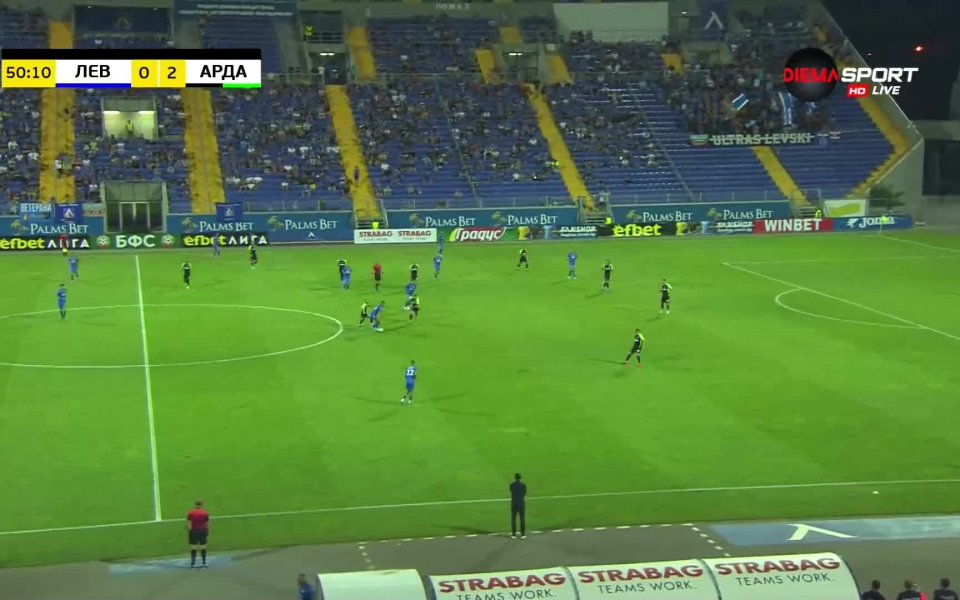 Привържениците на Левски издигнаха транспарант "Поклон пред българските жени", придружаван