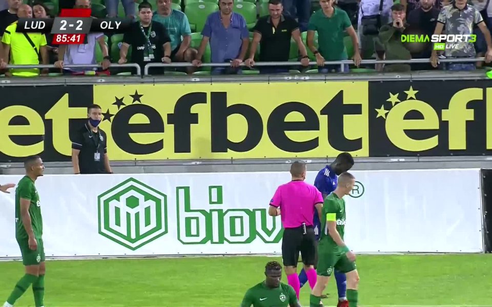 Ба остави отбора си с човек по-малко след грубо нарушение