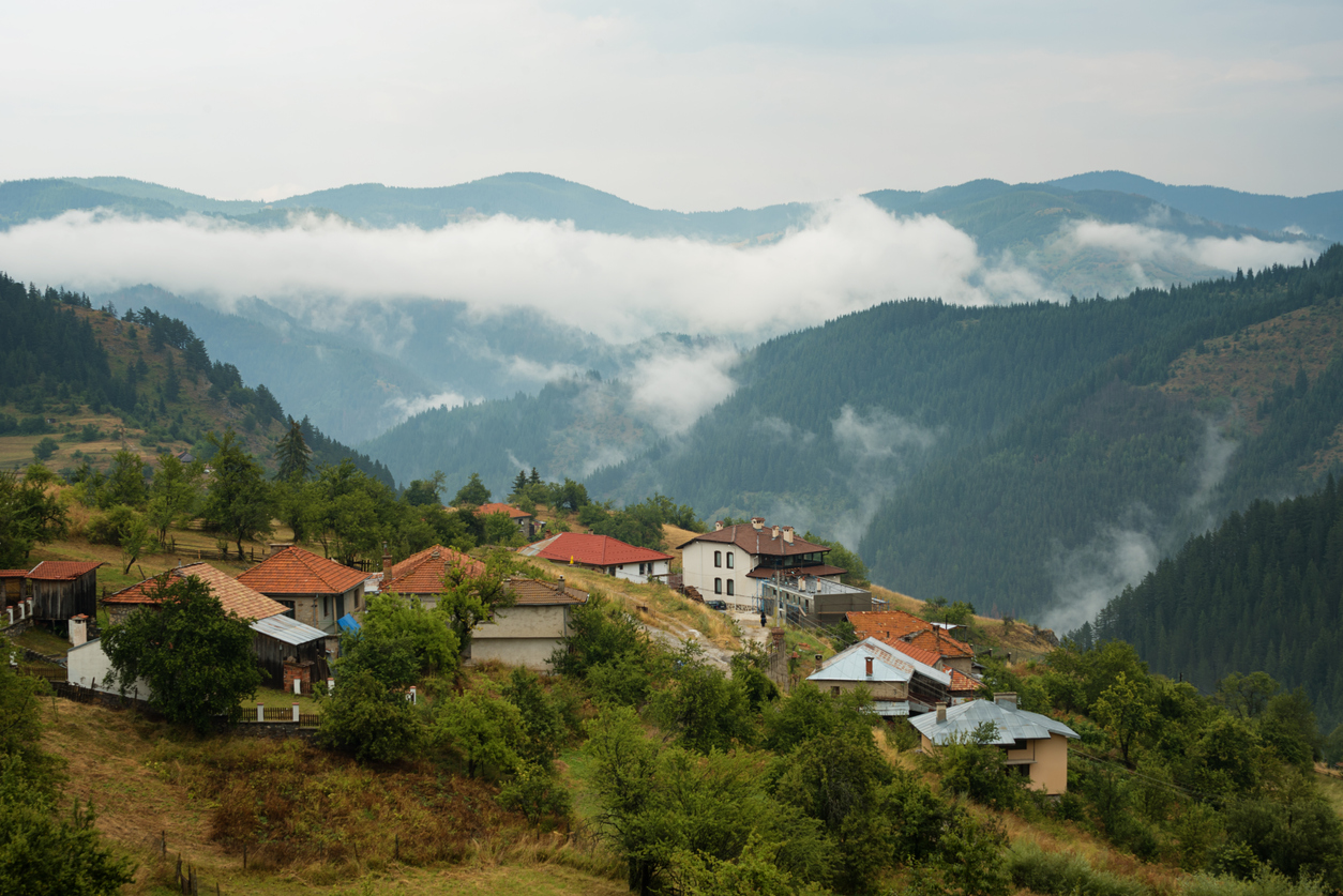 <p><strong>Село Гела</strong> - Разположено е в сърцето на Родопите и е съвсем близо до друго красиво място &ndash; Широка лъка.&nbsp;</p>