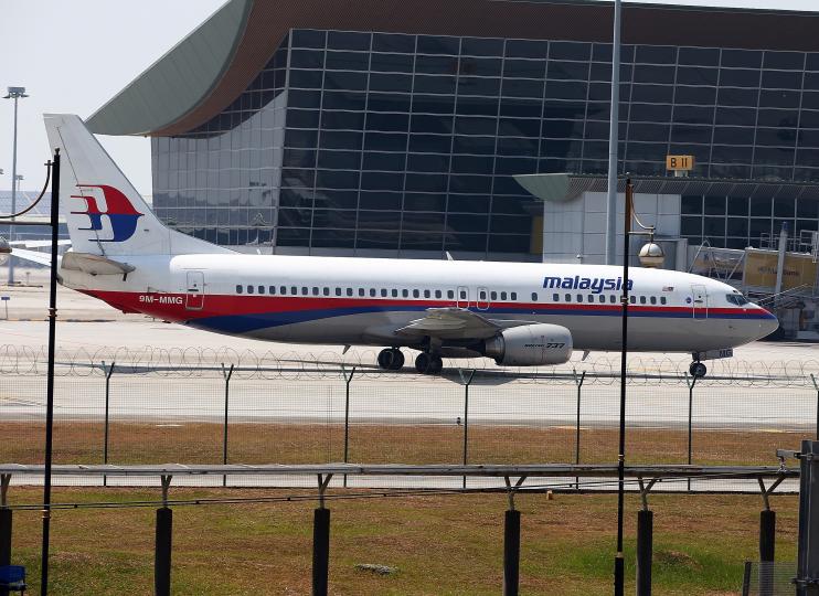 <p><strong>Изчезването на полет MH370 не е инцидент</strong></p>

<p>Трагедията на полет MH370 на Майлайзийските авиолинии се превърна в катастрофата на века. Пътуващият за Пекин самолет с 239 пътници и екипаж на борда&nbsp;се отклони от курса си&nbsp;преди да изчезне от радарите на 8 март 2014 г., а оттогава в Индийския океан са открити само няколко парчета отломки.</p>

<p>Спорните данни на малайзийските власти и неубедителните констатации на две масови операции по издирването му едва ли са удовлетворили семействата на жертвите, така че теоретиците на конспирацията започнаха да търсят обяснения къде е отишъл самолетът: предположенията включват дистанционно отвличане, прихващане от военен самолет от трета страна, заговор за самоубийство от пилота и мистериозен пътник, който поел управлението на самолета. Една от теориите дори предполага, че MH370 е същият самолет като MH17, друг Boeing 777, който беше свален над Източна Украйна месеци по-късно.</p>
