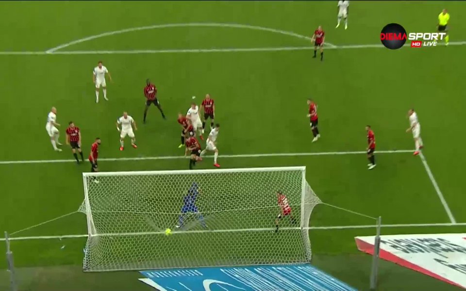 В 11-ата минута след изъпълнение на ъглов удар от Пеп