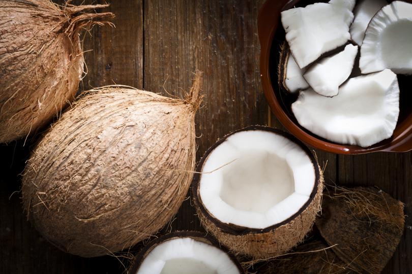 <p>Отворете по-лесно твърд кокосов орех като го сложите в нагорещена фурна за 10-15 минути.</p>
