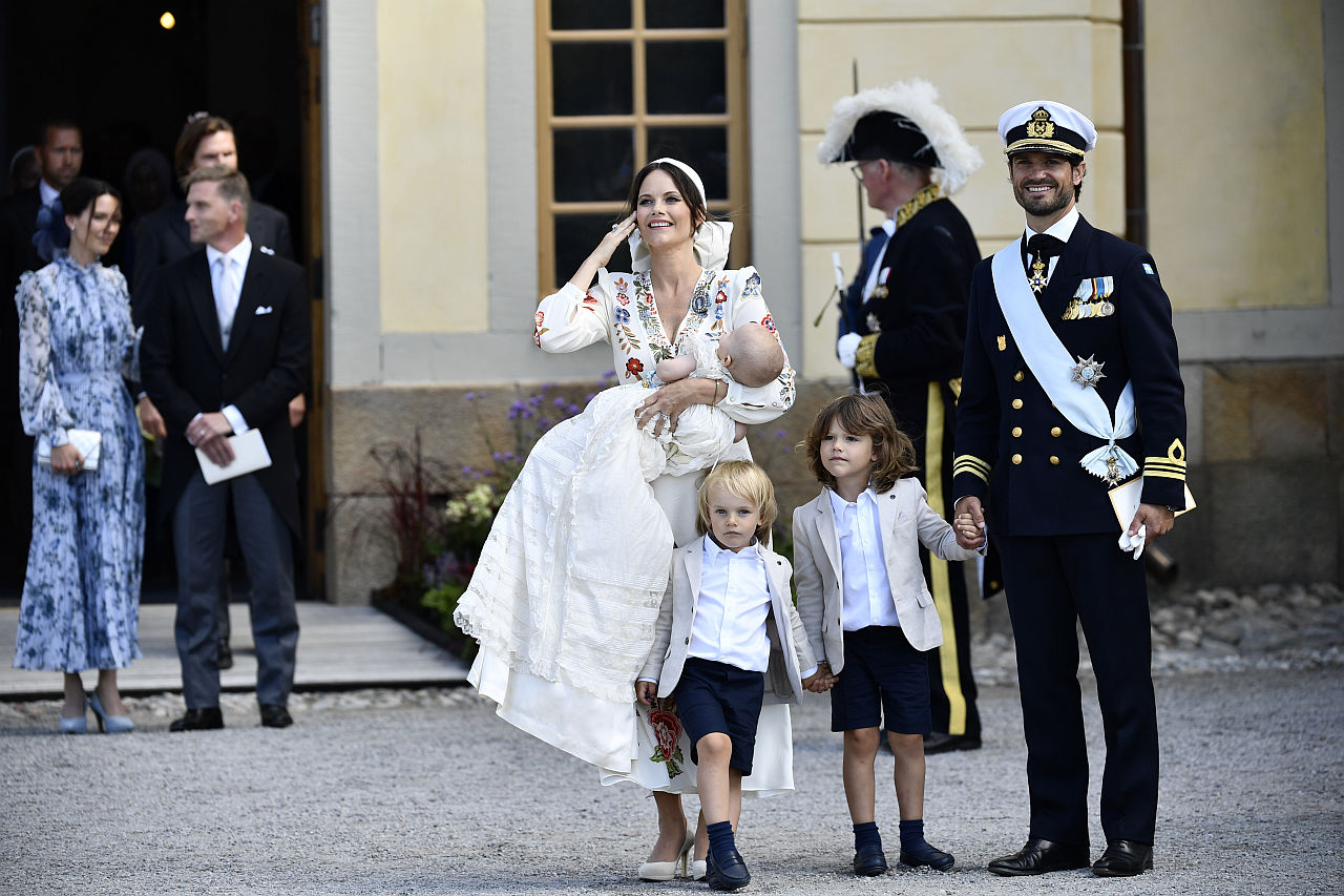 <p>Принц Карл Филип и принцеса София с децата им принц Юлиан, принц Габриел и принц Александър</p>