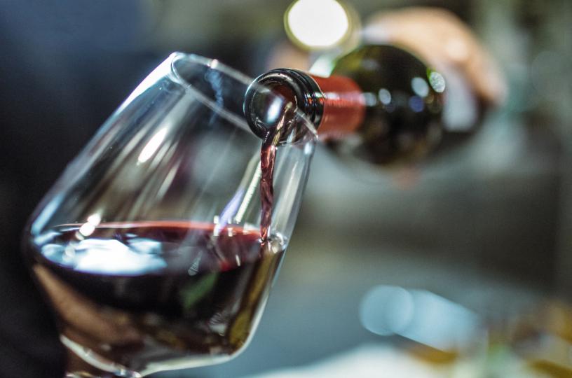 <p><strong>Червено вино</strong> - Консумацията на червено вино в умерени количества понижава риска от развитие на сърдечносъдови заболявания.</p>