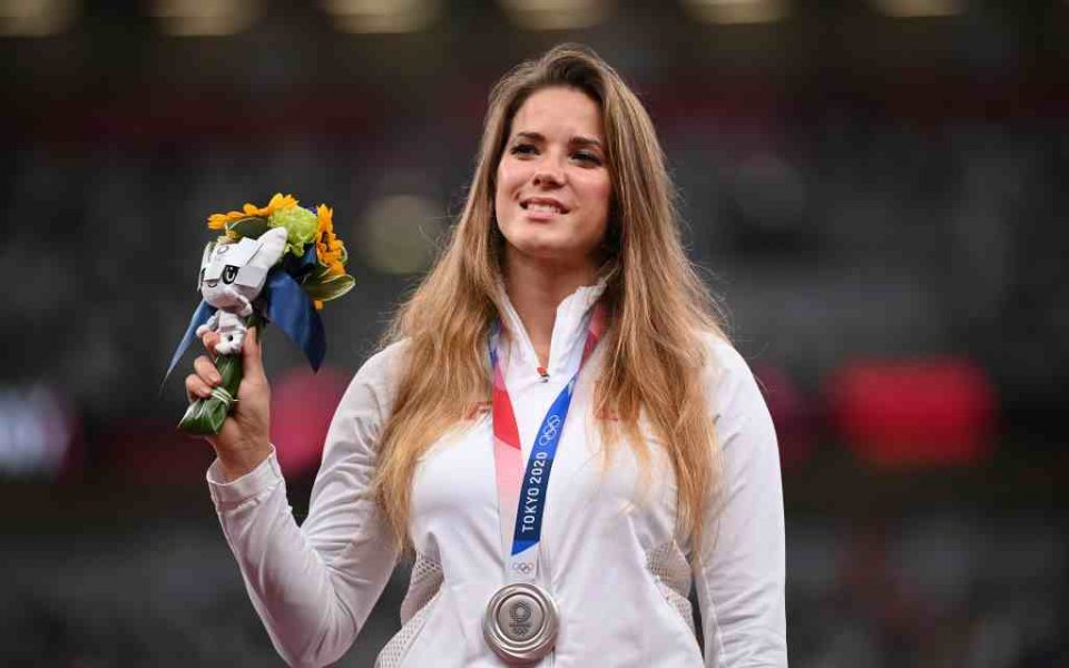 Спортистка продаде медала си от Токио, за да помогне на бебе