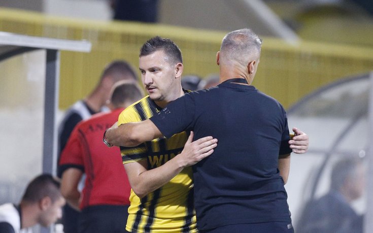 Тодор Неделев напусна бесен терена