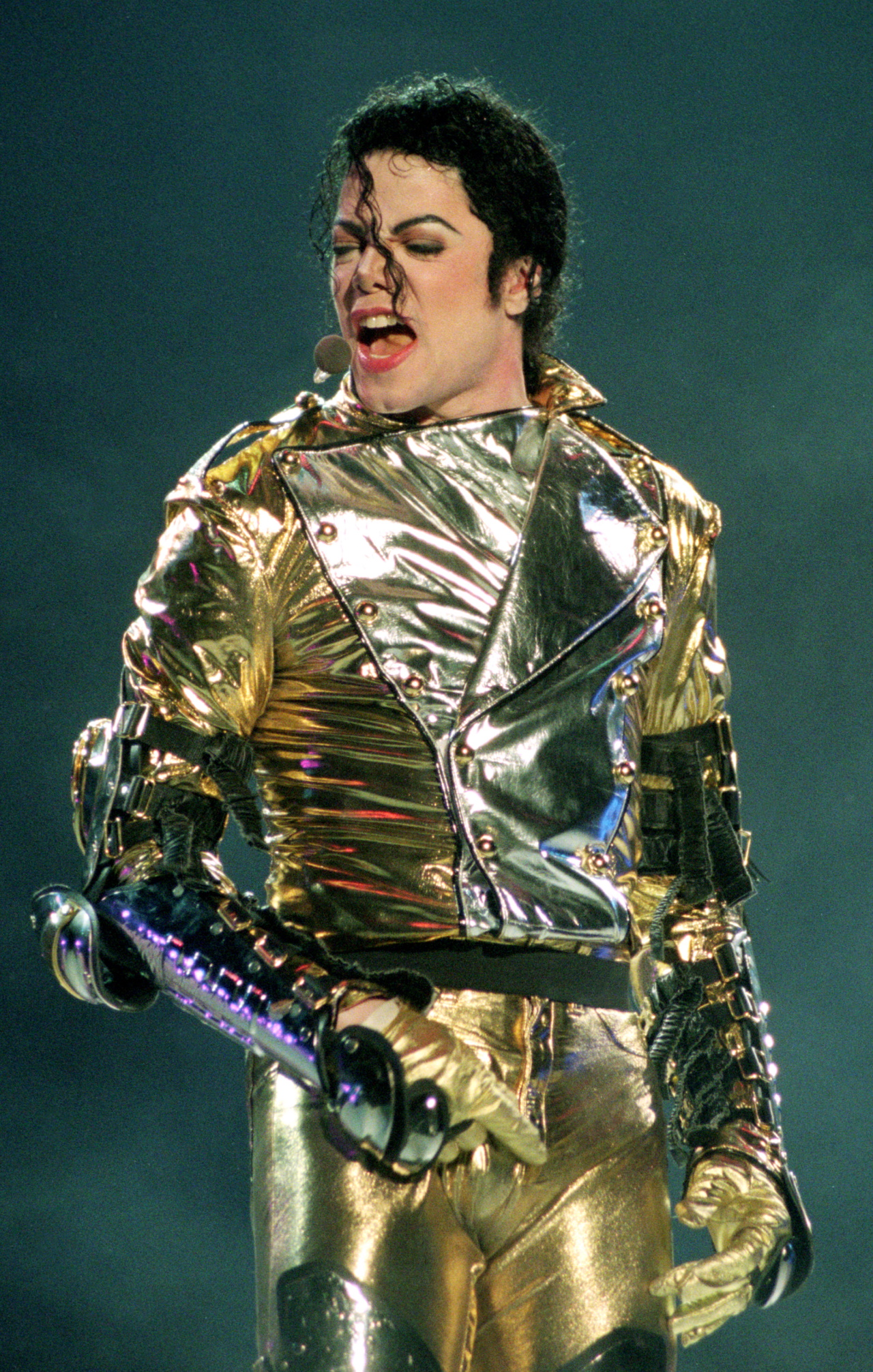<p><strong>Майкъл Джексън</strong></p>

<p>Кралят на попа беше роден на 29 август. Той почина през 2009 г. на 50-годишна възраст.</p>