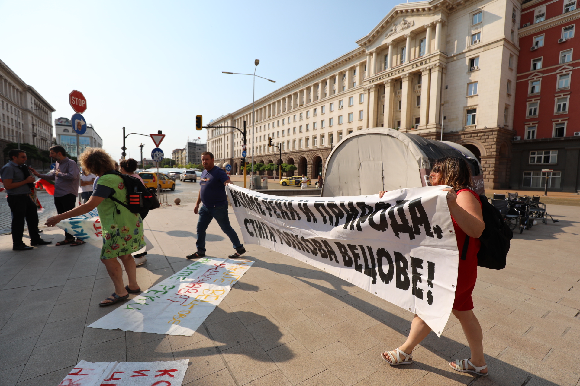 Протести на ловно-рибарски дружества и природозащитници се проведоха в няколко града на България тази вечер. Причината са предложения за промени, които според недоволните, ще позволят строеж на ВЕЦ-ове и унищожаване на околната среда.