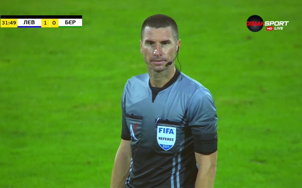 Радослав Цонев центрира към наказателното поле, където Христофор Хубчев се