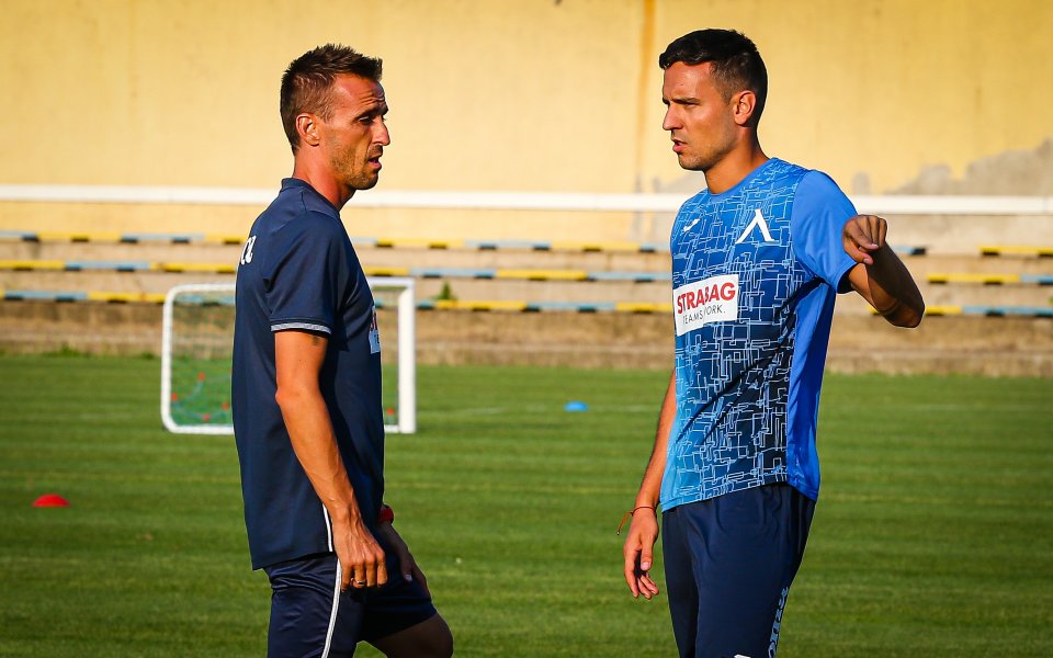 Отборът на Левски остана с един треньор по-малко вчера. Бившият