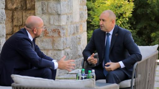  <p>Радев: Натискът з </div>

</article>
<style>
.youtube{
  width:100%;height:500px;
}
@media only screen and (max-width: 600px) {
.youtube {
    height:250px;
  }
}
</style>
<div style=