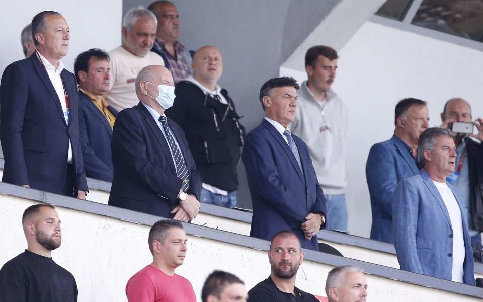 Неловка среща се случи на Националния стадион &bdquo;Васил Левски&ldquo;, след