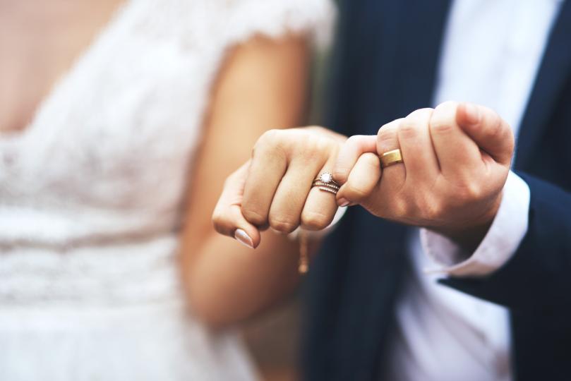<p>Изпускането на пръстени в сватбения ден е лош знак, предвещаващ скандали в младото семейство.</p>