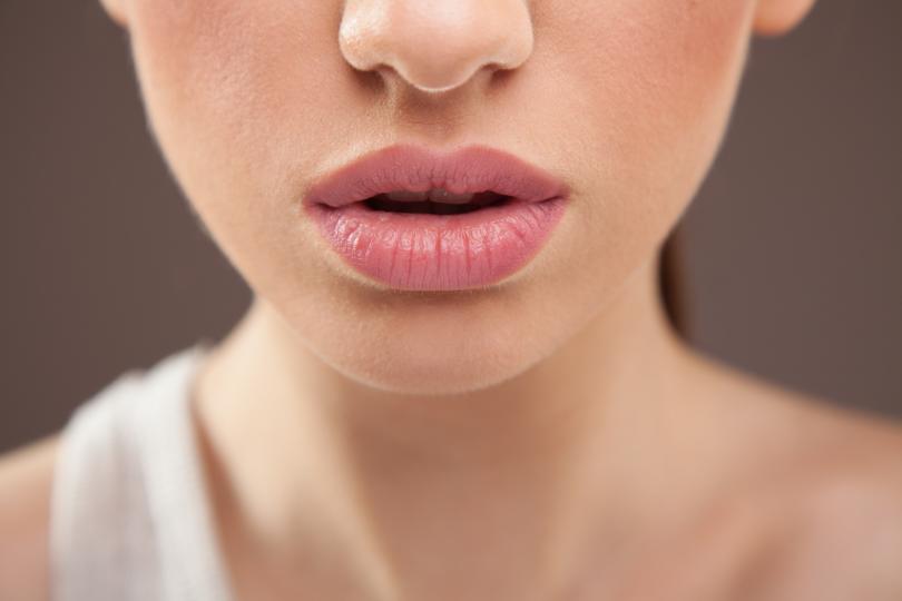 <p><strong>Подути устни</strong></p>

<p>Ако устните ви изведнъж се окажат &bdquo;с два номера&ldquo; по-големи, не бързайте да се радвате. Спонтанното удебеляването на устните може да е сигнал за развален козметичен продукт (червило, крем, балсам) или алергична реакция към друг дразнител. Ако сте сложили червило или друго, което е дало реакция, веднага го премахнете. Ако не подозирате продукт, се обърнете към личния си лекар.</p>