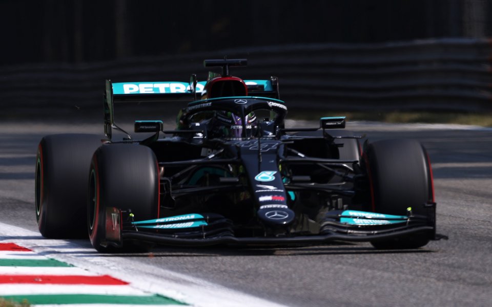 Люис Хамилтън с Мерцедес бе най-бърз във втората и последна