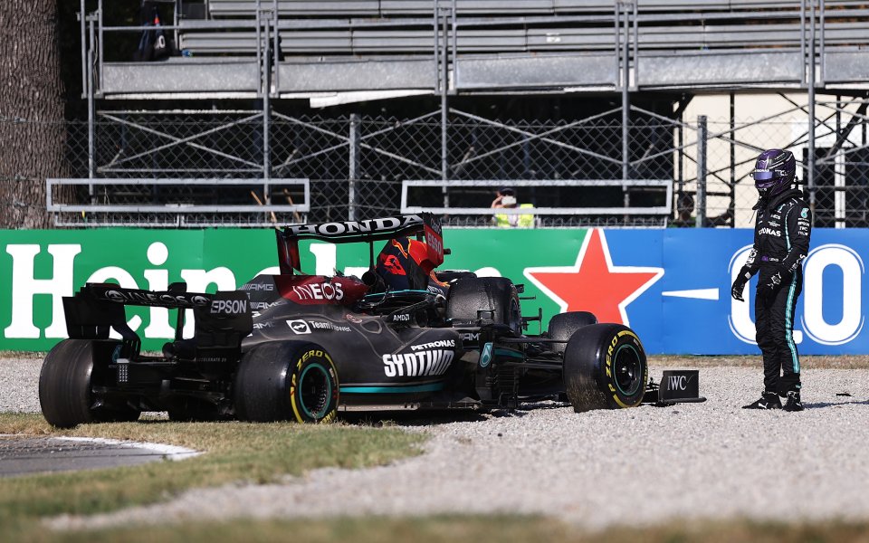 От екипа на Мерцедес разказаха подробно какви са щетите на