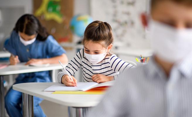 От МОН съобщиха кога ще се допускат изключения за носенето на маски в училище