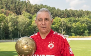 Легендата на българския футбол Христо Стоичков спази традицията и надъха